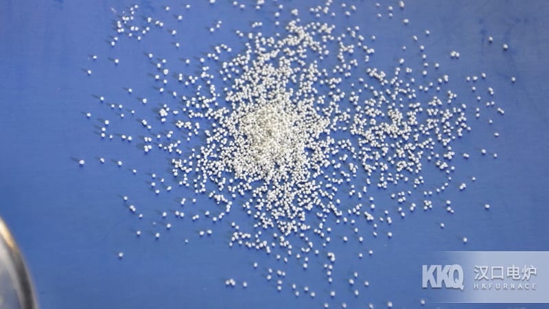 ?；⒅槌善?/>
        <h2>結構簡介</h2>
        <p>?；⒅樯a線由多個系統組成，包括進料機構、?；⒅轭A熱爐、全自動下料提升機構、下料布料系統、?；⒅榕蛎涬姞t、易拆卸出料斗、大功率風機和速冷快速送料管道等全套生產線。?；⒅殡姞t主體保溫隔熱性能強，高效節電，環保無污染，常年24小時連續生產無故障。</p>
		<img src=